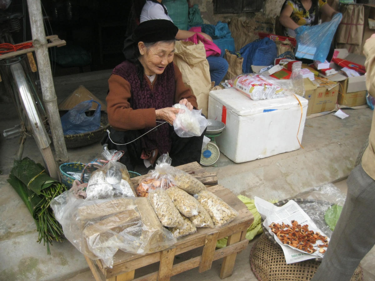 Chợ quê. Ảnh: Thư Hoàng.