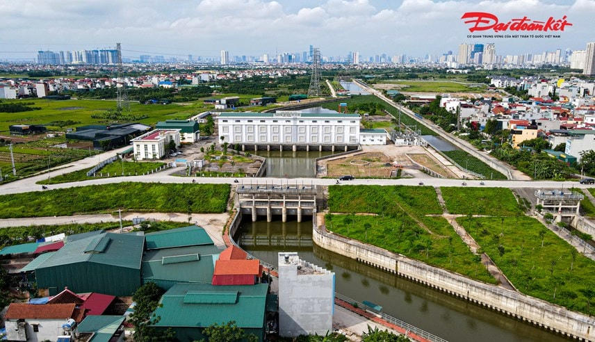 Theo ông Nguyễn Mạnh Quyền, Phó Chủ tịch UBND Hà Nội Dự án Trạm bơm tiêu Yên Nghĩa chậm so với kế hoạch được duyệt, chủ yếu do công tác giải phóng mặt bằng. 