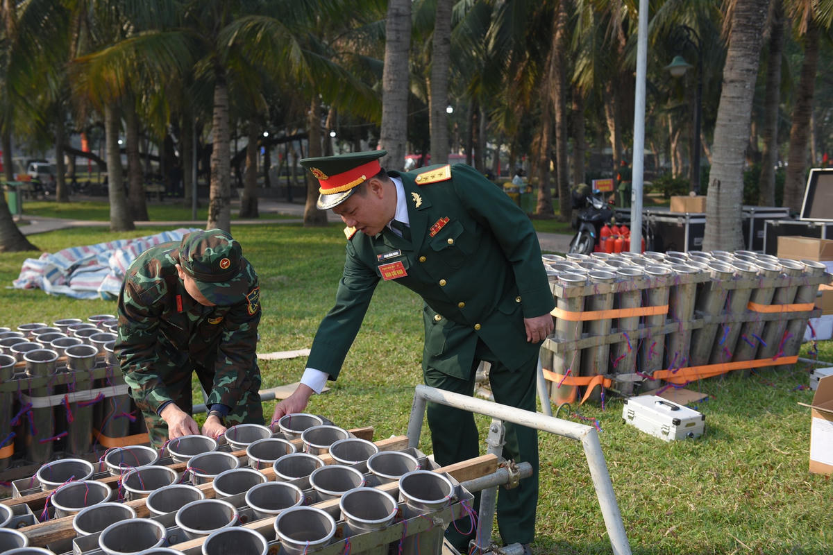 Tuy phải hi sinh giây phút sum họp bên gia đình trong ngày lễ cổ truyền nhưng các chiến sĩ tỏ ra rất tự hào với nhiệm vụ được giao. 