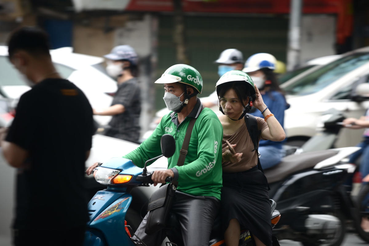 "Mỗi ngày chỉ cần đứng ở đây khoảng 1 tiếng rưỡi đến 2 tiếng là có thể chở từ 5 -  6 khách, mỗi chuyến 30 nghìn đồng", ông Tú (65 tuổi) chia sẻ.