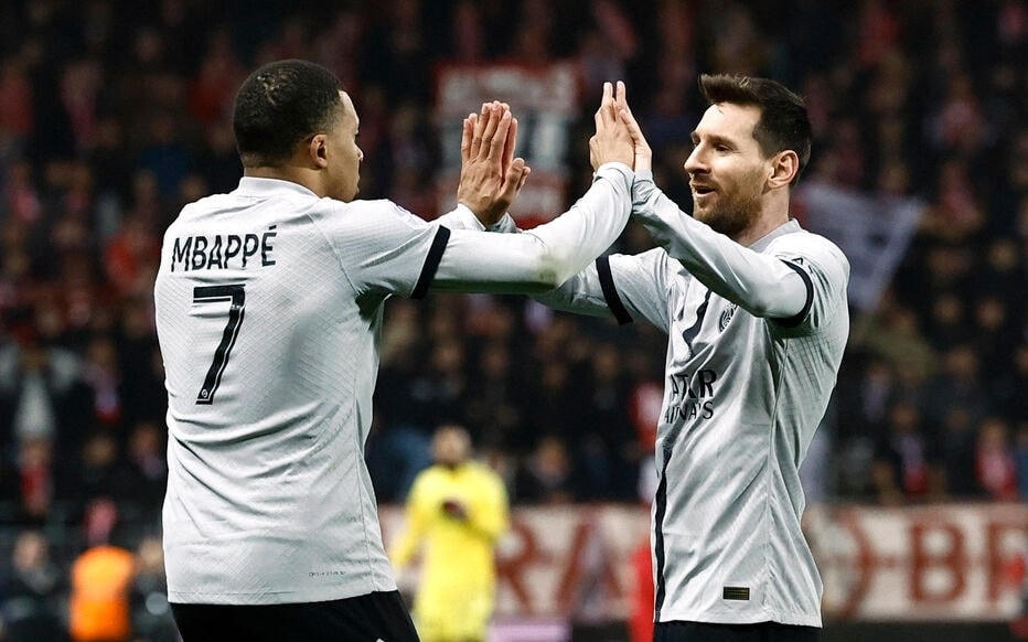 Messi ăn mừng bàn thắng cùng Mbappe (Ảnh: Leparisien).