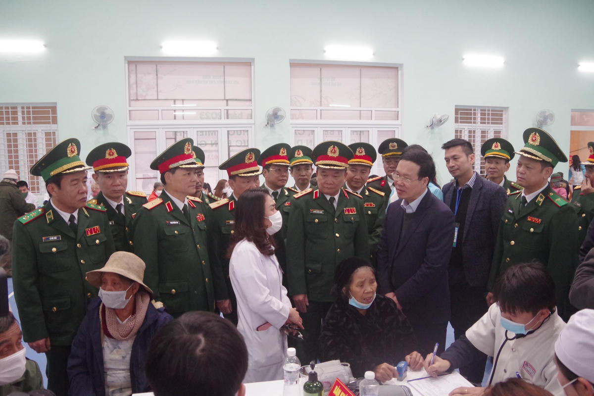 Thường trực Ban Bí thư thăm hỏi, động viên các y bác sĩ thăm khám cho người dân tại xã Trung Sơn.