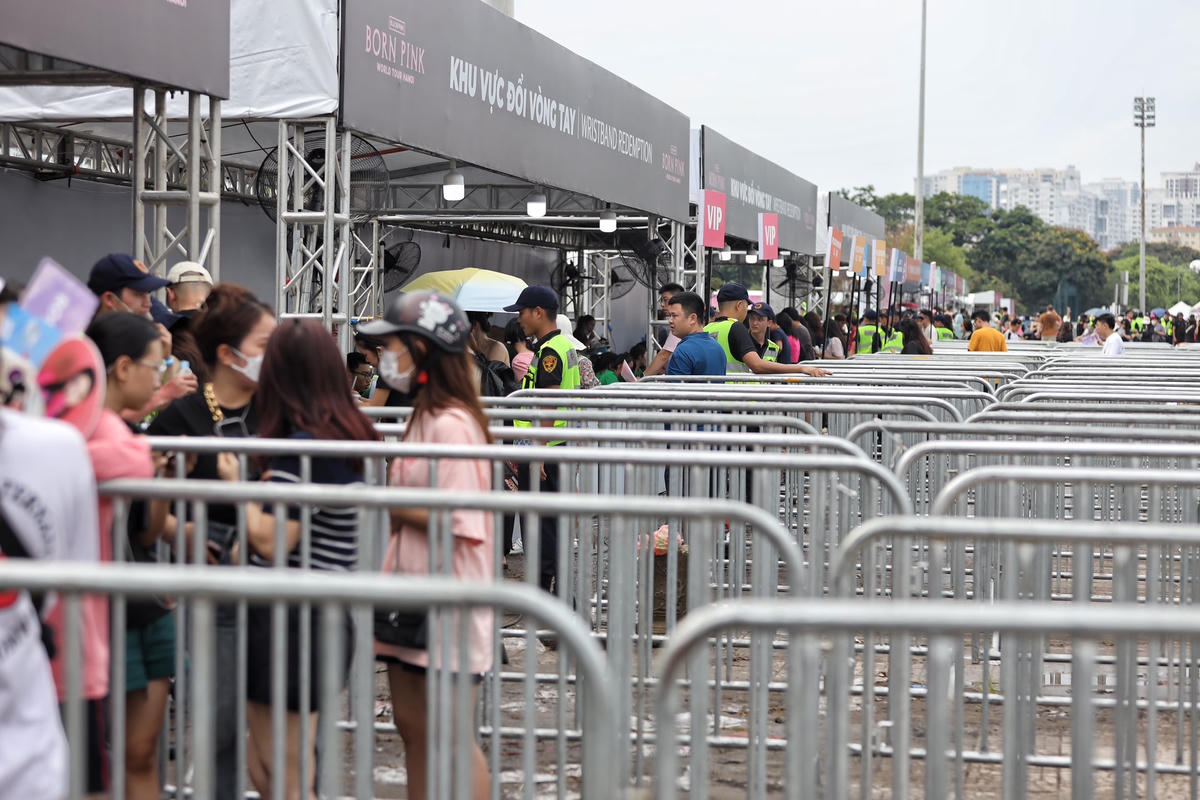 Mức giá vé cụ thể của concert BlackPink tại Hà Nội được niêm yết như sau: VIP: 9,8 triệu đồng; PLATINUM: 7,8 triệu đồng; CAT 1: 6,8 triệu đồng; CAT 2: 5,8 triệu đồng; CAT 3: 3,8 triệu đồng; CAT 4: 1,8 triệu đồng; CAT 5: 1,2 triệu đồng.