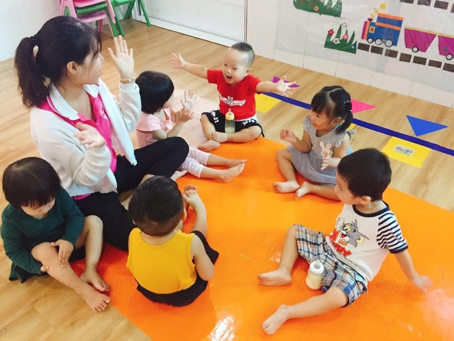 Giáo viên mầm non cần có lòng yêu mến trẻ và phải được đào tạo bài bản. Ảnh: L.C.  
