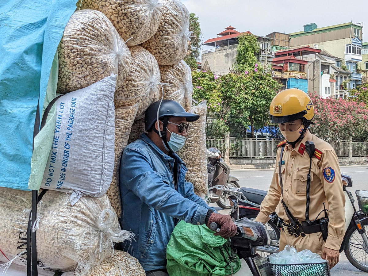 Ông T.V.H. (SN 1965, trú tại Hà Nội) điều khiển xe máy mang BKS 89F2-71XX đang chở 17 bao tải bỏng ngô trên đường thì bị Tổ công tác của Đội CSGT đường bộ số 1 (Phòng CSGT Công an TP Hà Nội) dừng xe kiểm tra. Quá trình dừng xe, ông H. mất 15 phút và phải nhờ sự giúp sức của 5 người mới có thể xuống được xe. “Xuống được xe này rất khó khăn vì đằng sau chở nặng đến 200kg, nếu xuống nhanh không có người giữ thì xe bị bốc đầu lên, đổ ngay”, ông H. nói.
