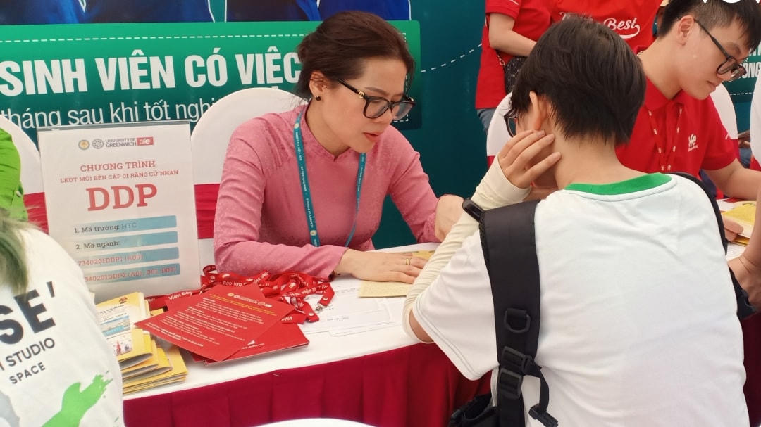 Thí sinh tìm hiểu thông tin tại Ngày hội tư vấn lựa chọn nguyện vọng xét tuyển đại học – cao đẳng năm 2023.