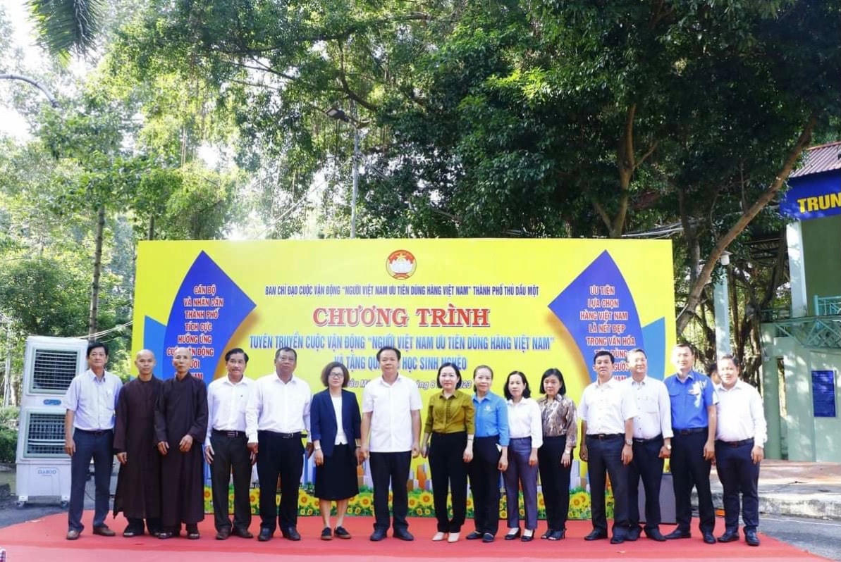 Đại diện lãnh đạo các cơ quan thuộc TP Thủ Dầu Một, các doanh nghiệp, đơn vị tham gia Cuộc vận động tại chương trình.