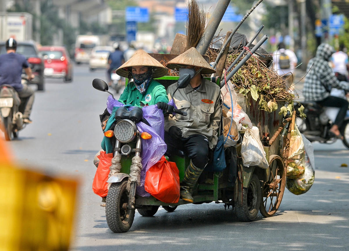 Người dân Bắc Bộ, Trung Bộ đang trải qua đợt nắng nóng đầu tiên trong năm 2023.
