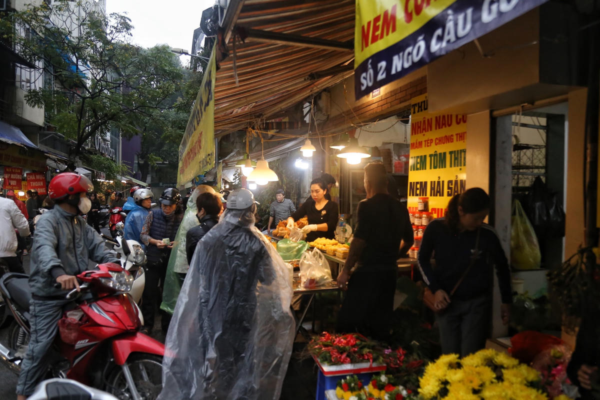 Theo cảm nhận của nhiều khách hàng, các mặt hàng, sản phẩm cúng Rằm tháng Giêng vẫn giữ nguyên giá như ngày bình thường.