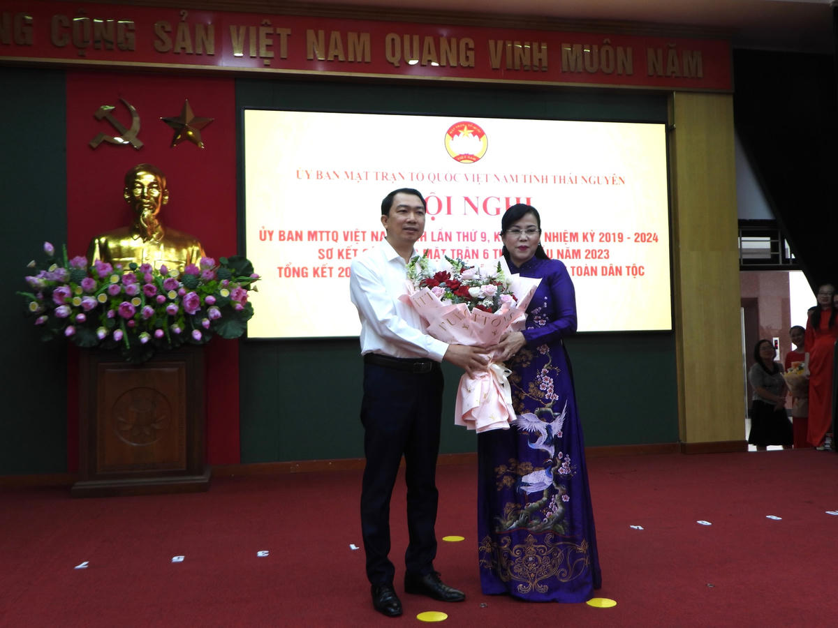 Bí thư Tỉnh ủy Thái Nguyên Nguyễn Thanh Hải chúc mừng tân Phó Chủ tịch Ủy ban MTTQ tỉnh Thái Nguyên Phạm Trung Dũng.