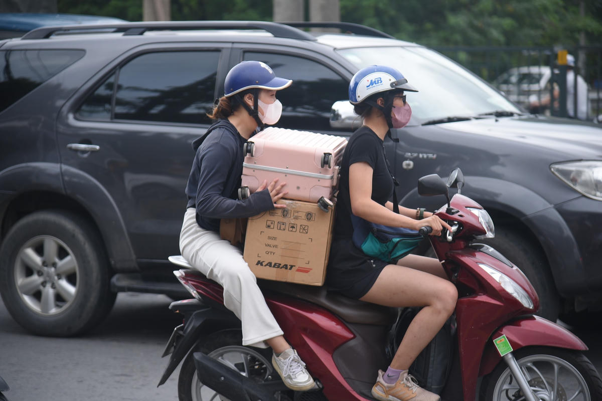 Thời tiết Thủ đô hôm nay khá đẹp nhưng ùn ứ giao thông kéo dài cũng khiến nhiều người mệt mỏi.