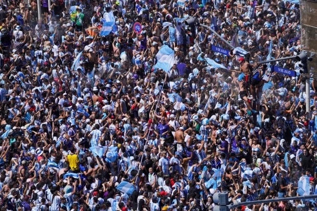Hàng nghìn cổ động viên Argentina đổ ra đường xem đội nhà thi đấu mặc dù trận chung kết diễn ra lúc 12h trưa (múi giờ của Argentina, tương đương 22h tối của Việt Nam) (Ảnh: AP).