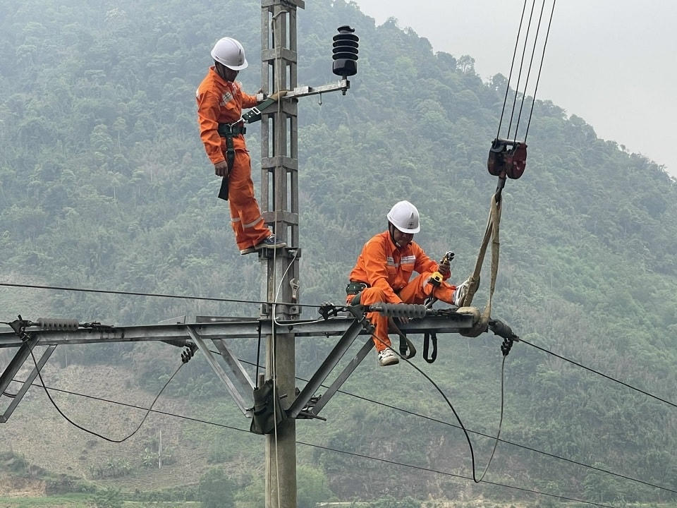 Công nhân Điện lực Phù Yên xử lý khiếm khuyết trên đường dây.