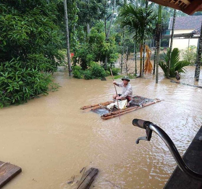 Người dân huyện Quỳ Châu trong trận mưa lũ.
