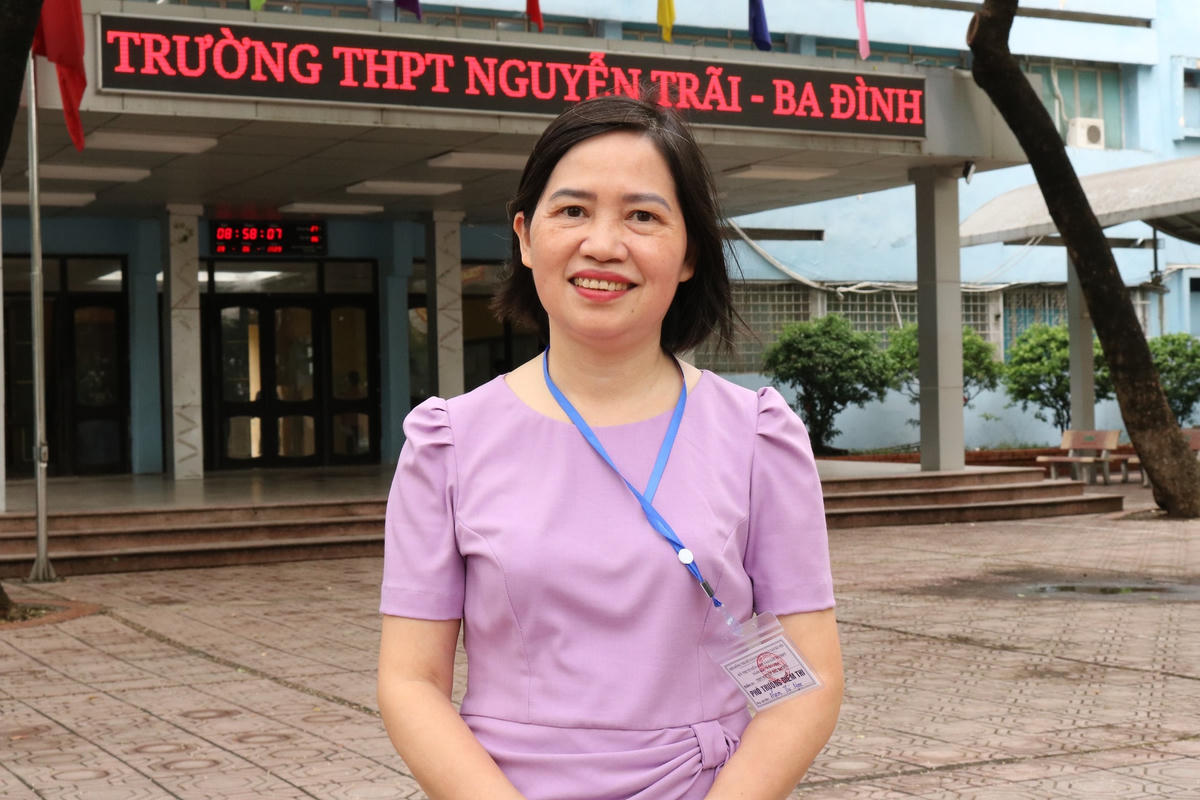 Trao đổi với phóng viên, bà Phạm Thị Ngọc - Phó trưởng điểm thi phụ trách cơ sở vật chất điểm thi Trường THPT Nguyễn Trãi Ba Đình cho biết, điểm thi có 25 phòng thi với 600 thí sinh và 55 cán bộ coi thi. Nhà trường chuẩn bị đầy đủ các điều kiện về cơ sở vật chất đáp ứng mọi yêu cầu của kỳ thi. Công tác chuẩn bị phương án dự phòng, hỗ trợ thí sinh khi cần thiết cũng được nhà trường lên phương án đầy đủ.