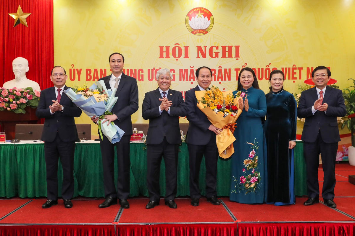  Ban Thường trực Ủy ban Trung ương MTTQ Việt Nam tặng hoa chia tay nguyên Phó Chủ tịch - Tổng Thư ký Ủy ban Trung ương MTTQ Việt Nam Lê Tiến Châu và nguyên Phó Chủ tịch Ủy ban Trung ương MTTQ Việt Nam Phùng Khánh Tài.