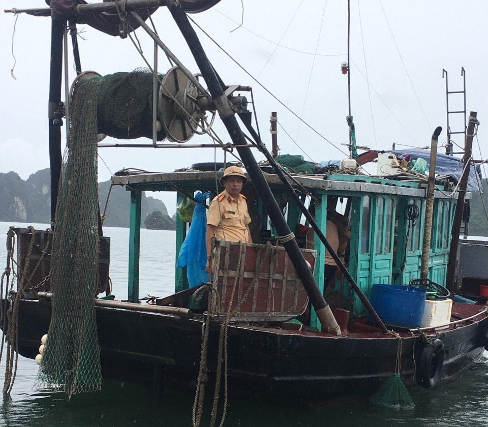 Phòng Cảnh sát đường thuỷ phát hiện phương tiện có hành vi khai thác thuỷ sản trái phép trên vịnh Hạ Long. Ảnh: Công an tỉnh Quảng Ninh.