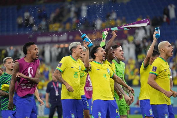 Brazil phô trương sức mạnh tiến vào tứ kết