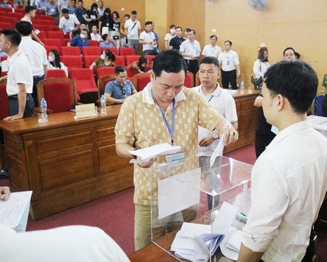 Khách hàng bỏ phiếu đấu giá. Ảnh: Cổng thông tin điện tử UBND huyện Quốc Oai.