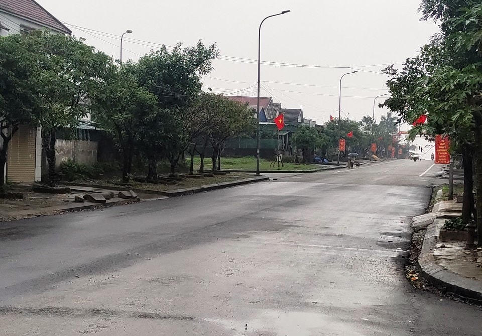 Người dân vui mừng, phấn khởi đi lại trên những con đường vừa mới sửa chữa xong.