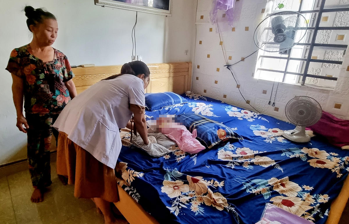 Chính quyền địa phương đang tiến hành làm thông báo để tìm thân nhân cho cháu bé bị bỏ rơi.