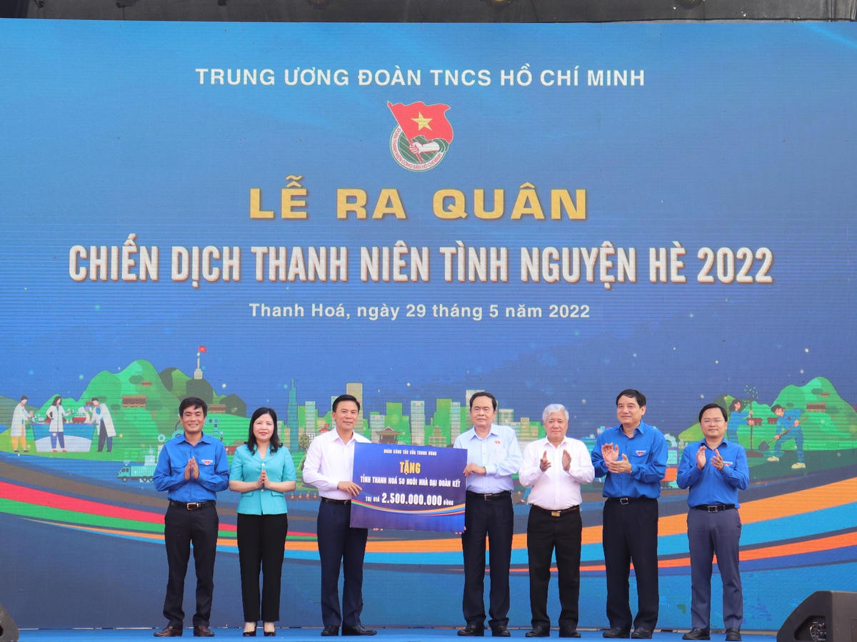 Đoàn công tác của Trung ương trao tặng 50 ngôi nhà Đại đoàn kết cho tỉnh Thanh Hoá.    