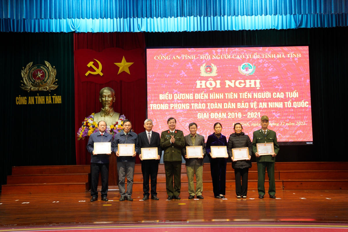 Nhiều tập thể, cá nhân được tặng Bằng khen, giấy khen vì đã lập thành tích tiêu biểu trong phong trào Toàn dân bảo vệ ANTQ giai đoạn 2016 - 2021.