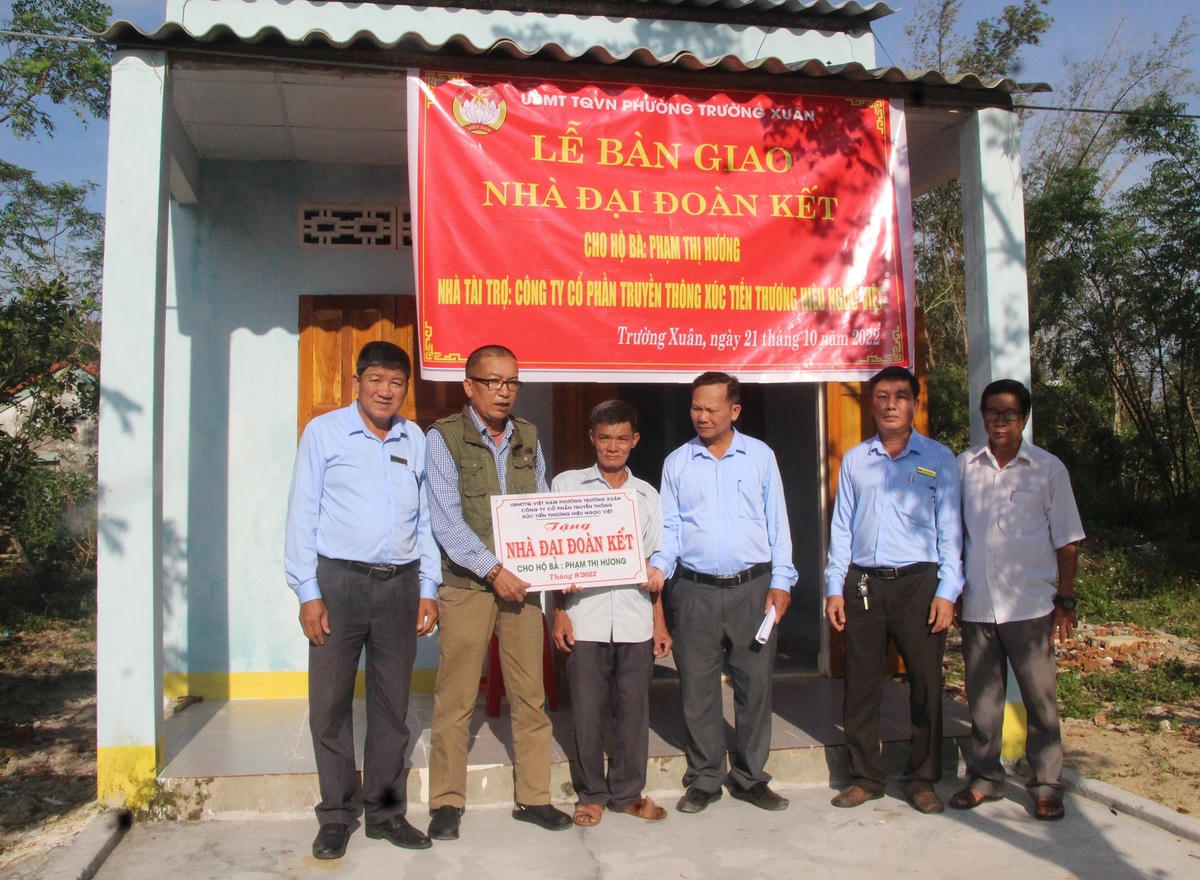 Phóng viên Báo Đại Đoàn Kết bàn giao nhà tình nghĩa.