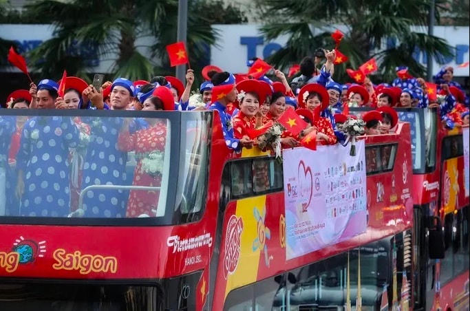Diễu hành qua các tuyến phố. Ảnh: NLĐ.