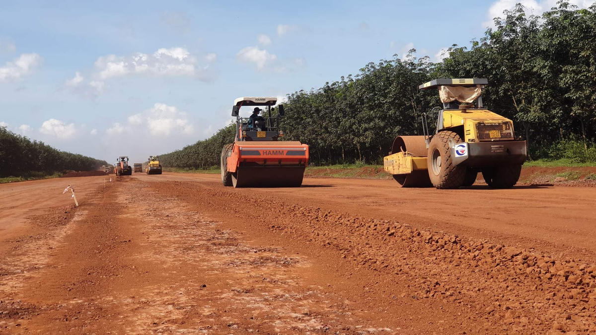 Thi công dự án cao tốc Bắc - Nam đoạn Phan Thiết - Dầu Giây.