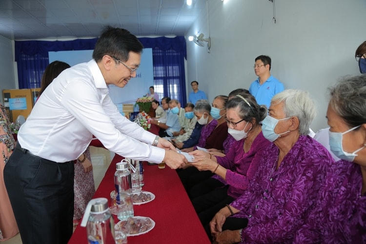 Nhiều suất quà ý nghĩa trao đến Trung tâm Bảo trợ xã hội tỉnh Cà Mau