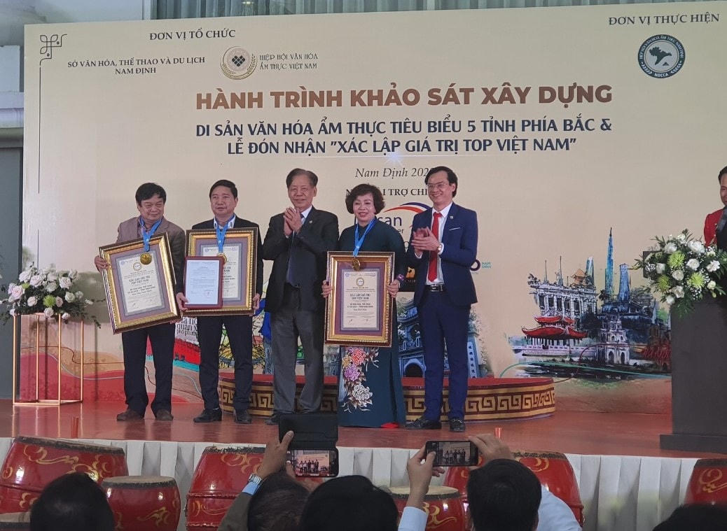 Ngày 25/3 vừa qua, Trung tâm kỷ lục Việt Nam đã trao Bằng xác lập: Top 100 món ăn đặc sản Việt Nam cho món Bún đũa và Phở bò Nam Định; Top 100 đặc sản quà tặng Việt Nam cho sản phẩm Kẹo Sìu Châu-Nam Định.