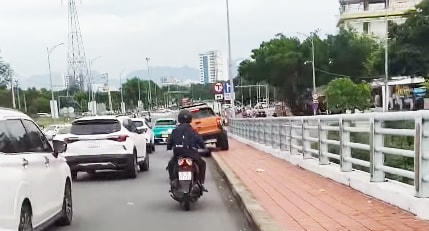 Xe ô tô bán tải hiệu Ford RangerBKS 43C 175.52 đi như phim hành động trên cầu Hòa Xuân. Ảnh từ clip.