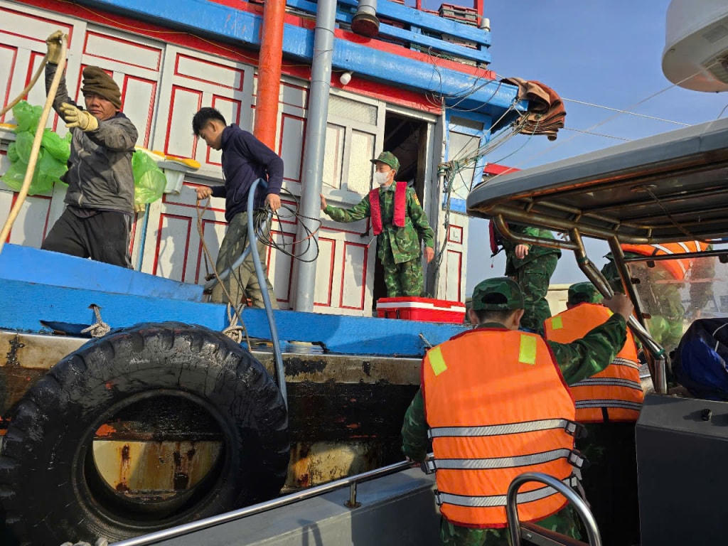 Cán bộ chiến sỹ Đồn Biên phòng Cô Tô tiếp cận tàu cá của ngư dân bị nạn trên biển.