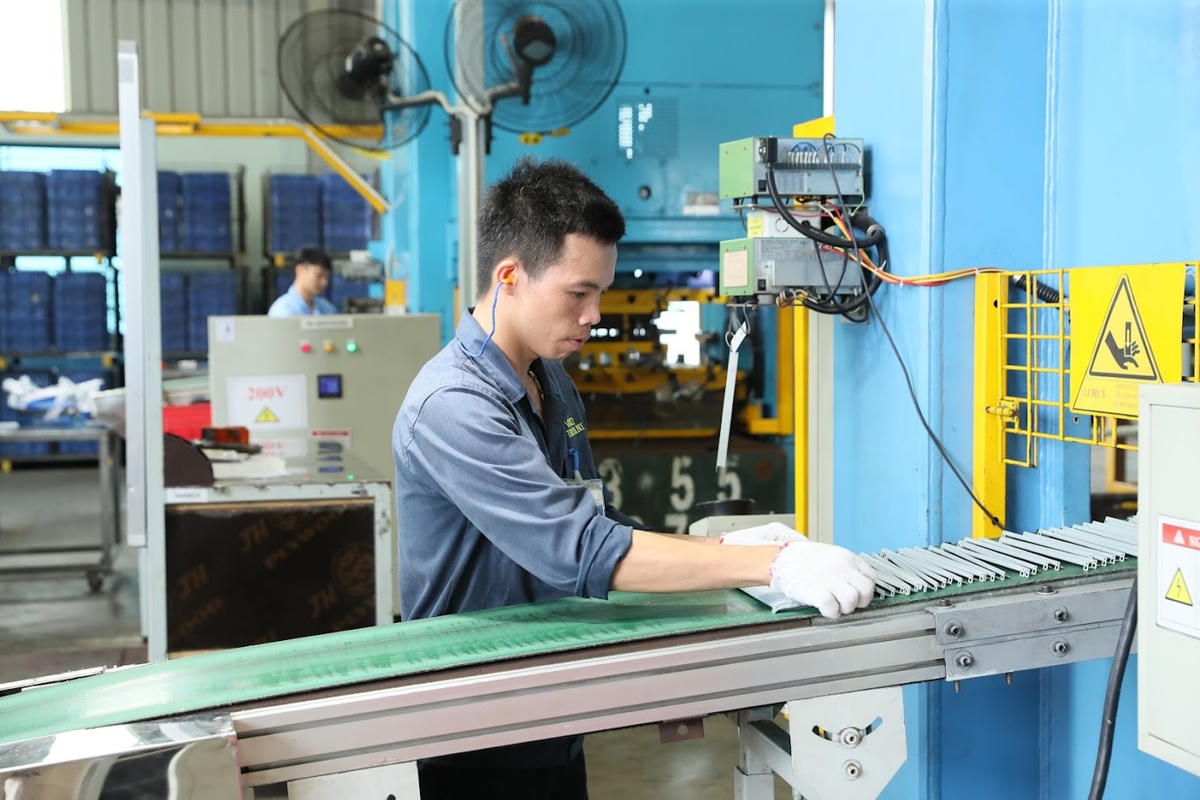 Cộng đồng doanh nghiệp đã và đang tiếp tục nỗ lực vượt rào cản để hồi phục. Ảnh: Quang Vinh.
