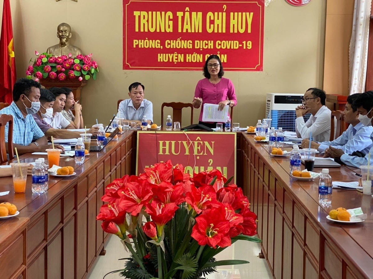 Lãnh đạo Ủy ban MTTQ Việt Nam tỉnh Bình Phước giám sát việc thực hiện hỗ trợ người dân gặp khó khăn do đại dịch Covid-19 tại huyện Hớn Quản.