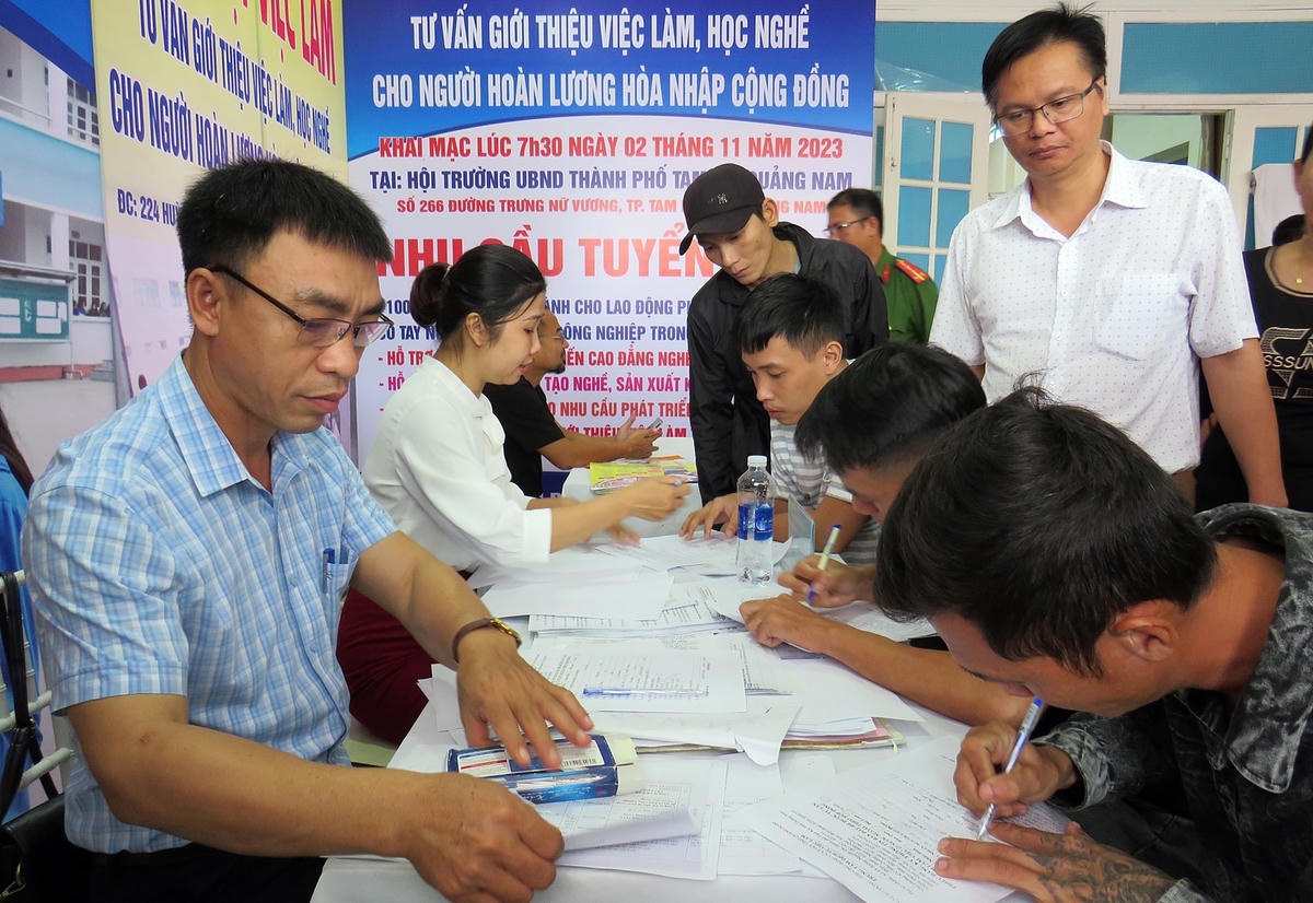 Các đơn vị tuyển dụng giới thiệu, tạo điều kiện việc làm cho người chấp hành xong án phạt tù tại buổi gặp mặt, tư vấn.