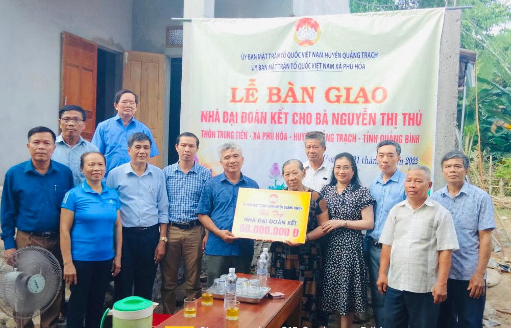 Mặt trận huyện Quảng Trạch tổ chức lễ bàn giao nhà Đại đoàn kết cho người nghèo trước mùa mưa, lũ.