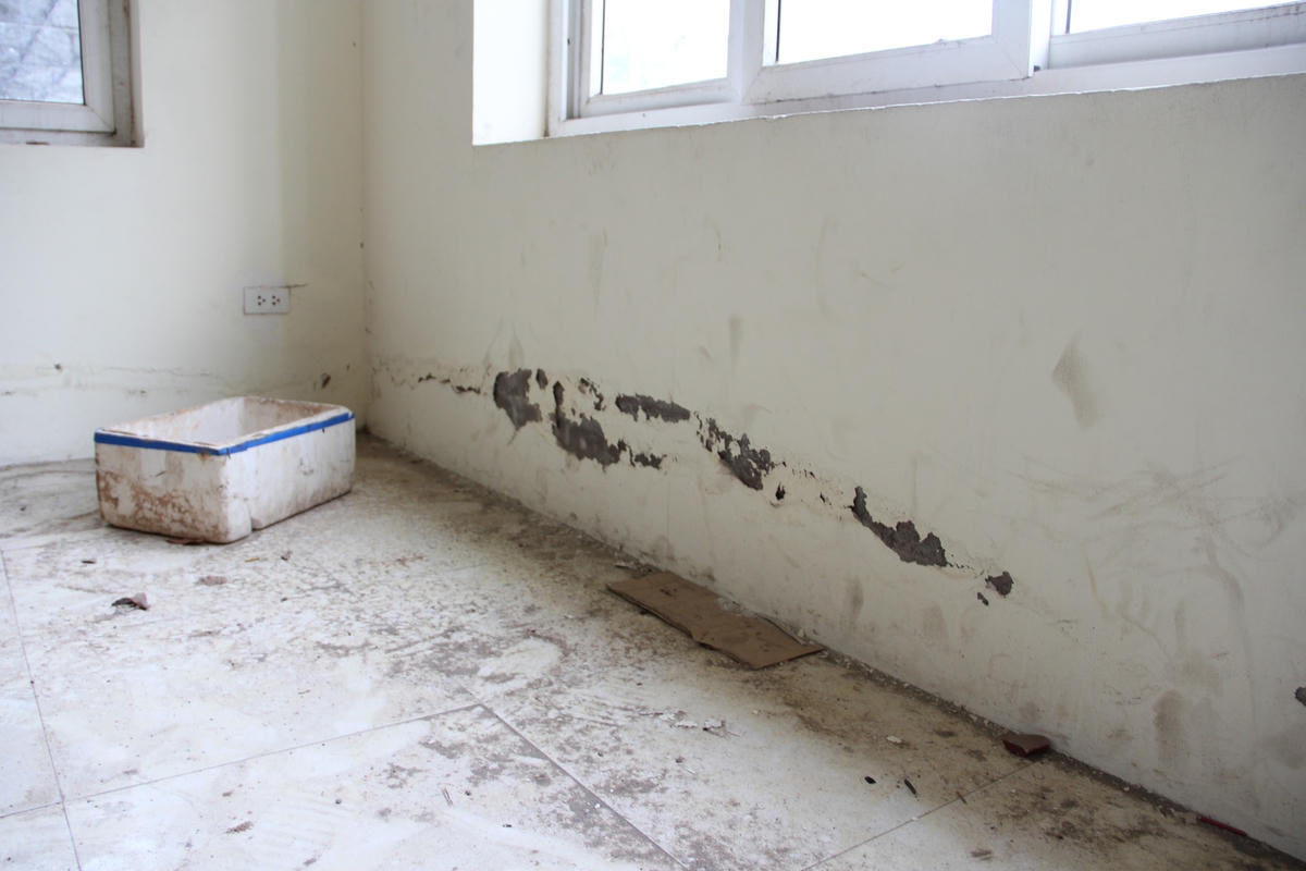 Qua ghi nhận của PV, chợ Phú Đô được xây dựng rất khang trang, đẹp đẽ, có nhà điều hành chợ và chia thành các ki ốt, khu bán hàng riêng biệt. Tuy nhiên, do bị bỏ không đã lâu nên nhiều hạng mục của chợ Phú Đô có dấu hiệu xuống cấp, hư hỏng.