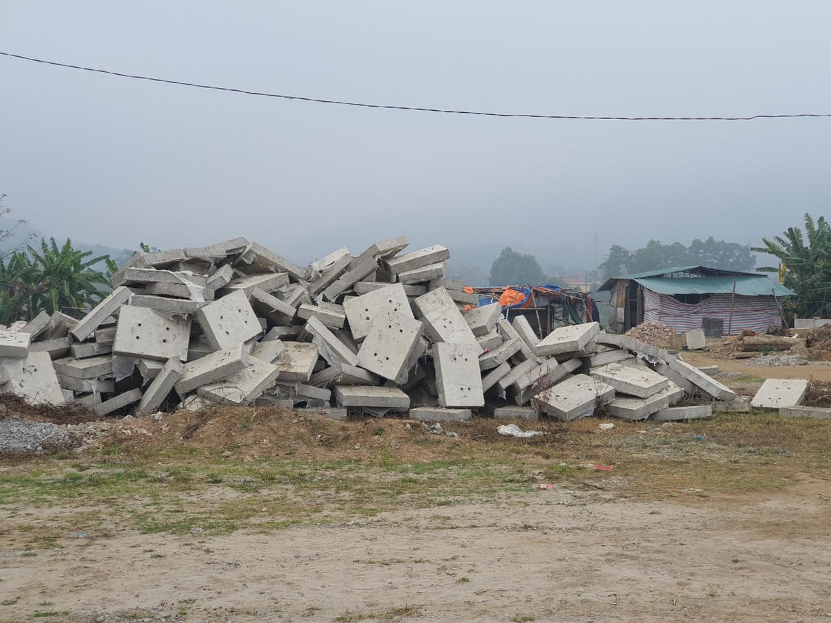 Vật liệu xây dựng, nắp cống chất ngổn ngang tại dự án.