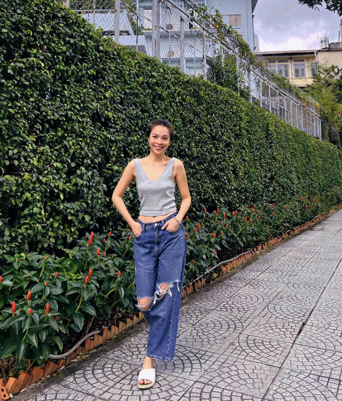 Ở tuổi tứ tuần, Hiền Thục chăm diện áo thun croptop mix cùng quần jeans để tôn lên vẻ năng động, cá tính. Chỉ cần ăn mặc đơn giản, Hiền Thục để lại ấn tượng nhờ thần thái và thân hình săn chắc. Ảnh: FBNV. 