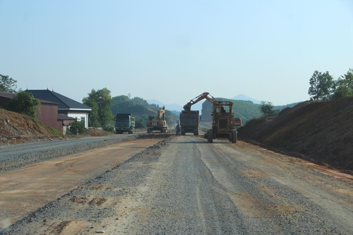 Hiện các nhà thầu thi công đang tích cực tăng ca, thi công, với mục tiêu dự án hoàn thành trong năm 2023. Ảnh: Ngô Hùng