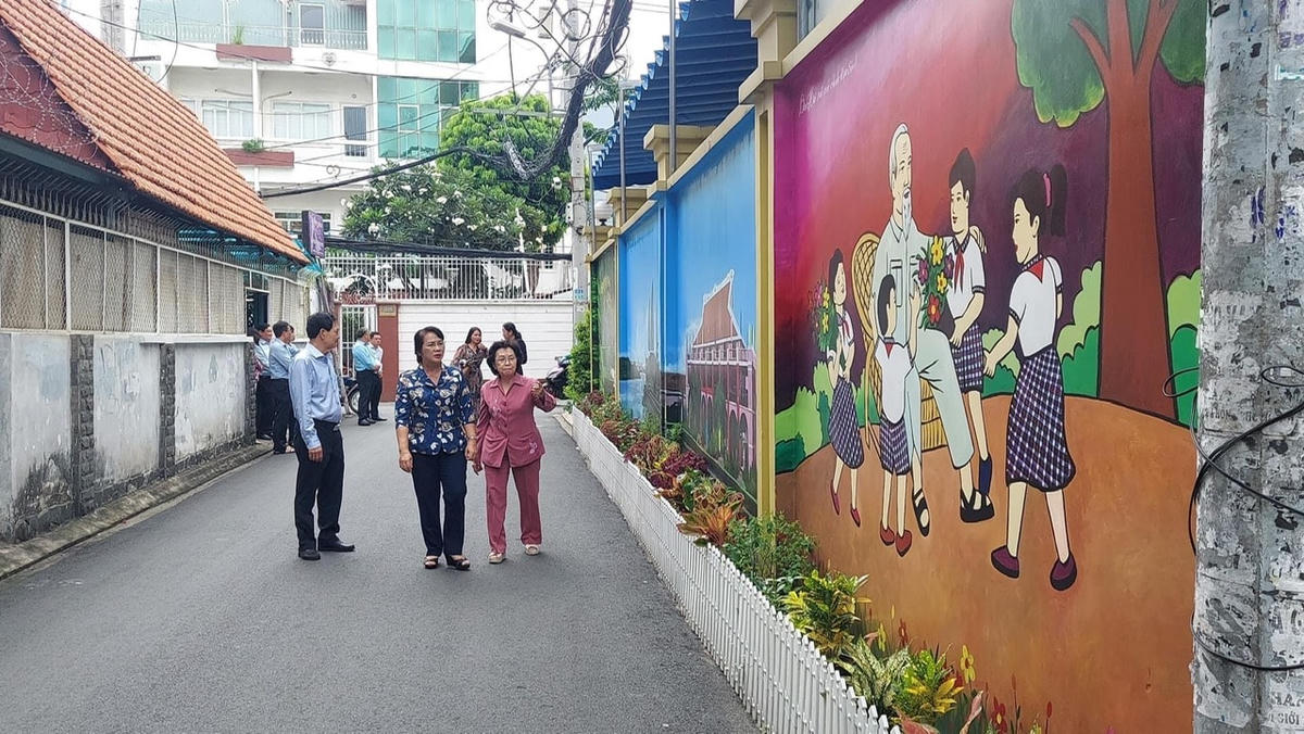 Bà Trần Kim Yến, Chủ tịch Ủy ban MTTQ Việt Nam TP HCM khảo sát tại quận Phú Nhuận.