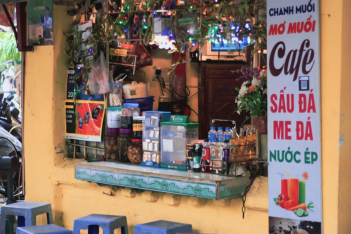 Những món đồ dung dị hầu như đều có trong các tiệm trà đá vỉa hè. Ảnh: Ngọc Ánh.