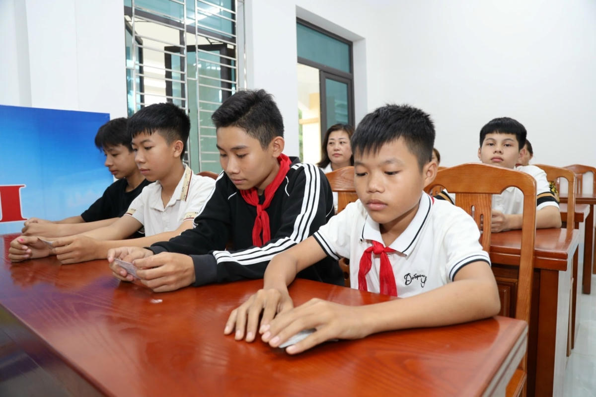 Và được học hành dưới những mái trường khang trang, sạch đẹp.