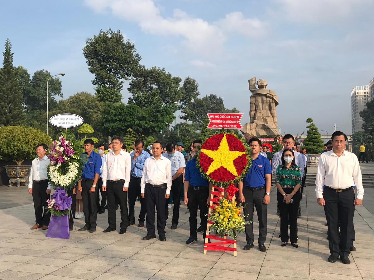 Trong buổi sáng cùng ngày, nhiều đoàn lãnh đạo các cơ quan, đơn vị của TP HCM và địa phương đến thắp hương, đặt vòng hoa tại Nghĩa trang Liệt sĩ TP HCM. (Ảnh: Anh Đức).
