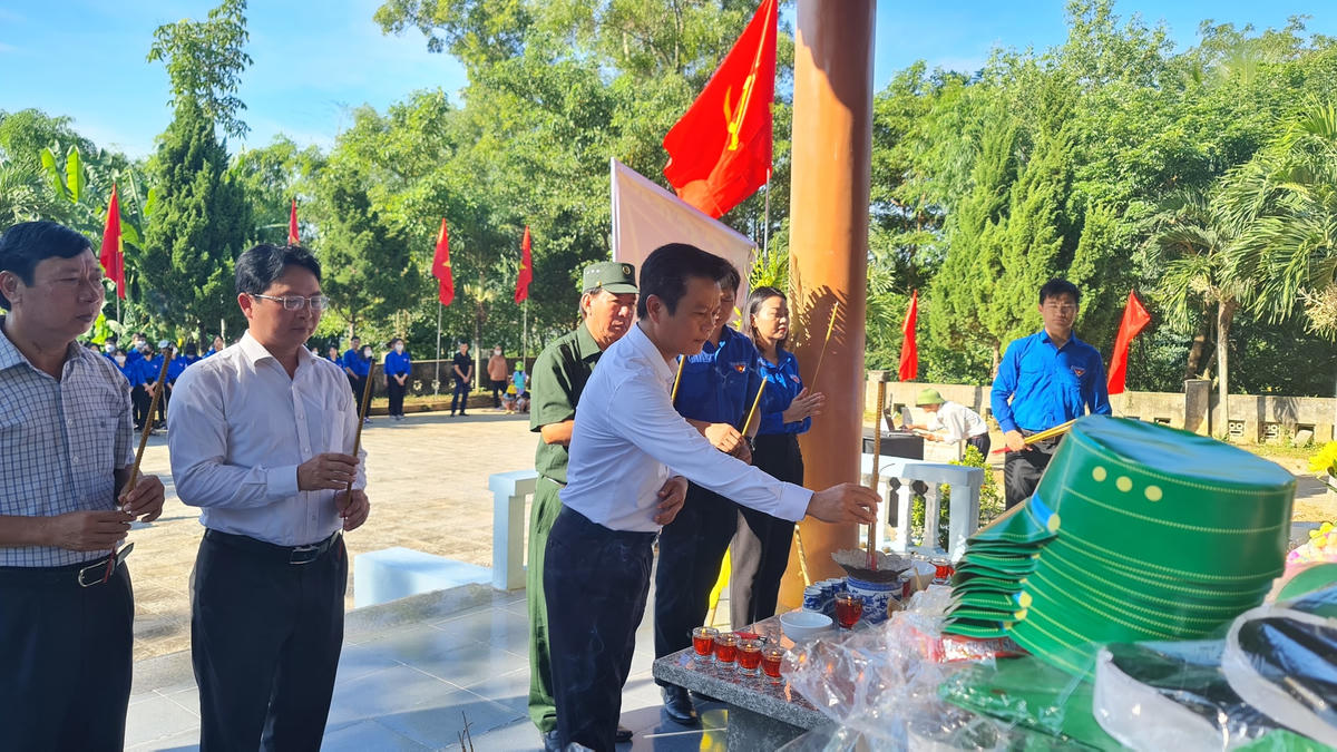 Lãnh đạo huyện Quảng Ninh, Tỉnh đoàn Quảng Bình, Hội cựu TNXP tỉnh thắp hương tưởng niệm 16 TNXP hy sinh tại bến phà Long Đại.