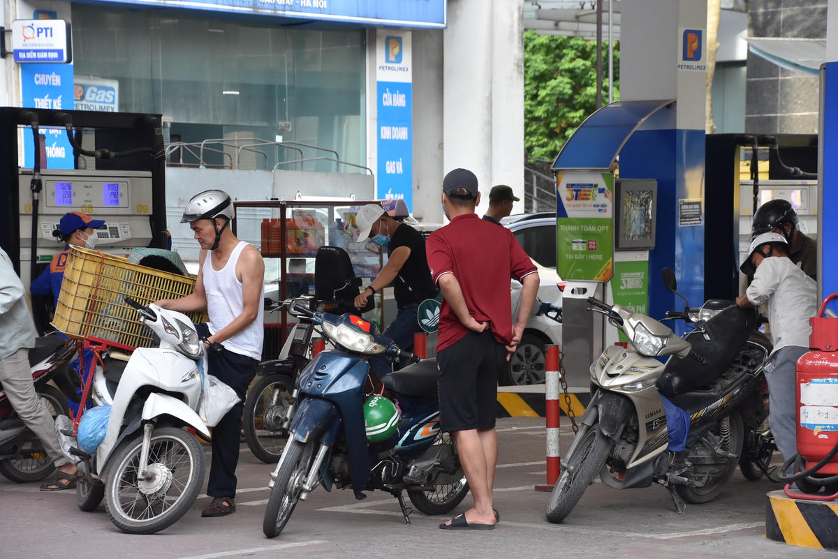Càng đến sát giờ đi làm, các phương tiện đổ về càng đông. Những hàng dài xe máy bắt đầu xuất hiện.