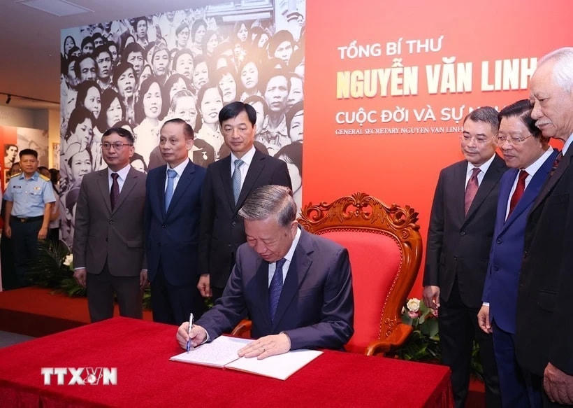 Tổng Bí thư Tô Lâm ghi Sổ cảm tưởng tại Triển lãm 