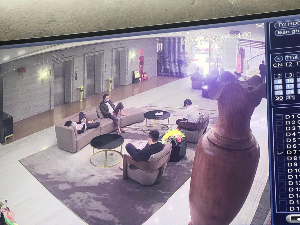 Nhóm người đòi nợ nằm, ngồi trong sảnh khách sạn T.Th.. (Ảnh khách sạn cung cấp).